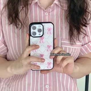 Phone case with a pink bow pattern