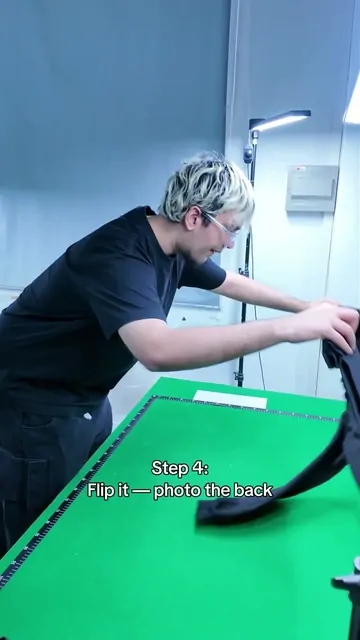 Still from the video: Day 1 as a QC inspector at LoloBuy